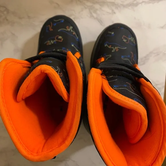 Carter’s, Grady Light Up Snow Boots, size 8 - Picture 3 of 10